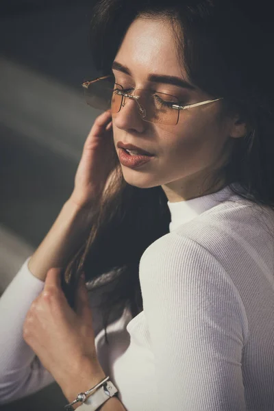 유쾌하게 아름다운 여자가 사진은 햇볕을 즐기는 선글라스를 — 스톡 사진