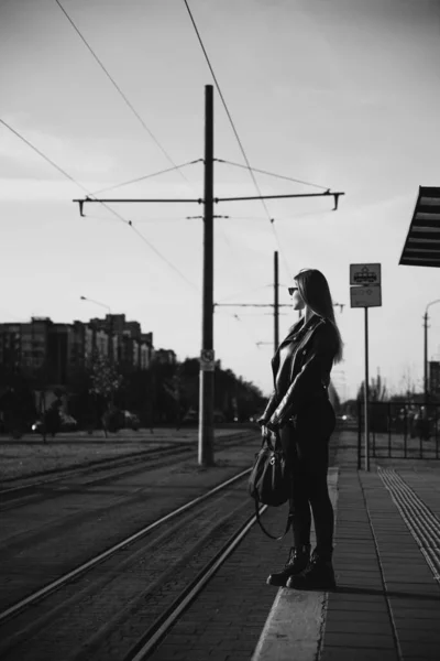 Молодая Женщина Стоит Трамвайной Остановке Ждет Трамвай Носит Сплошной Длинный — стоковое фото