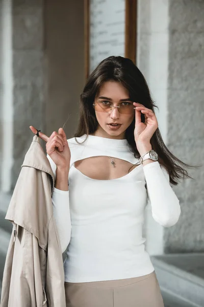 Mooi Brunette Meisje Een Zonnebril Gekleed Witte Blouse Met Een — Stockfoto