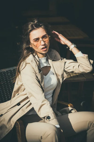 Krásná Brunetka Dívka Slunečních Brýlích Oblečená Bílé Blůze Béžový Kabát — Stock fotografie