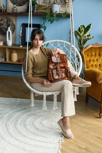 베이지 바지를 가방을 의자에 아름다운 — 스톡 사진