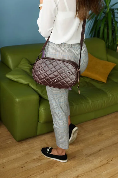 가방에 바지를 여학생 핸드백을 포즈를 블라우스 — 스톡 사진