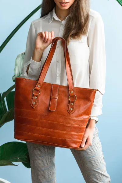 Close Photo Orange Leather Bag Womans Hands Indoor Photo Beautiful — Stock Photo, Image