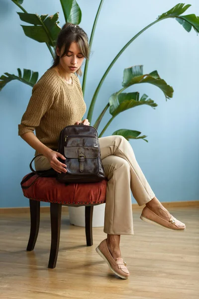 Beautiful Slender Girl Beige Pants Olive Sweater Posing While Sitting — Stock Photo, Image