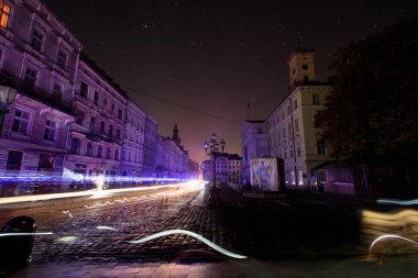 UKRAINE, Lviv - 15 Nisan 2022 Elektrik kesintisi. Ukrayna savaşı. Eve elektrik gitti. Şehir merkezi.