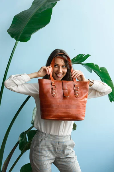 오렌지 가방의 격자무늬 바지를 아름다운 소녀와 핸드백을 포즈를 취하고 블라우스 — 스톡 사진