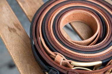 Deri kemerler takıldı. Doğal ışıklandırma.