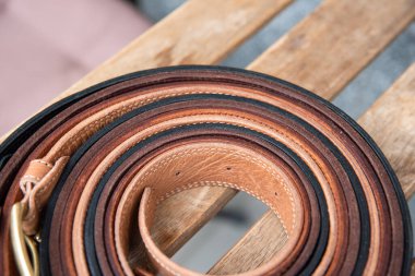 Deri kemerler takıldı. Doğal ışıklandırma.