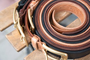 Deri kemerler takıldı. Doğal ışıklandırma.