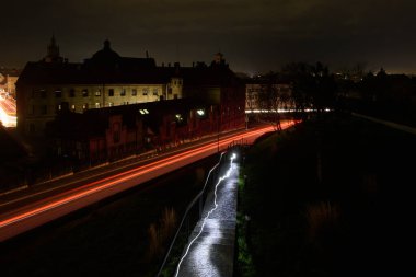 UKRAINE, Lviv - 15 Nisan 2022 Elektrik kesintisi. Ukrayna savaşı. Eve elektrik gitti. Şehir merkezi.