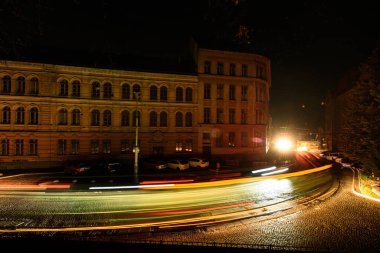 UKRAINE, Lviv - 15 Nisan 2022 Elektrik kesintisi. Ukrayna savaşı. Eve elektrik gitti. Şehir merkezi.