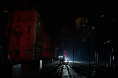 UKRAINE, Lviv - 15 Nisan 2022 Elektrik kesintisi. Ukrayna savaşı. Eve elektrik gitti. Şehir merkezi.