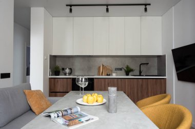 Modern lüks mutfak mobilyaları. Çatı katı, modern tasarım, yenilemeden hemen sonra oda..