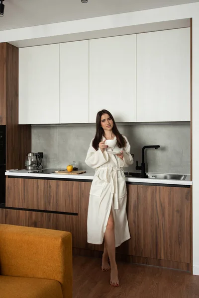 Hermosa Mujer Pie Con Una Taza Las Manos Cocina Apartamento —  Fotos de Stock