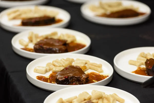 Gnocchi 'li Pasticada, soslu sığır güveci. Hırvat mutfağı