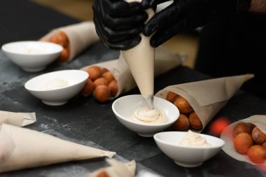 Güzel kahvaltı. Şef Hırvat donutlarını patates ve kuru üzümle servis ediyor.