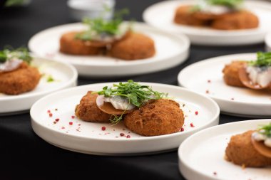 Şef patates kroketli ringa balığı servis ediyor Hollandalıların en sevdiği abur cubur bol ekmek kırıntılarıyla kaplı..