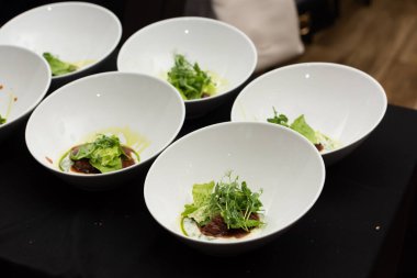 Küçük porsiyon köfte, patates püresi ve mikroyeşil..