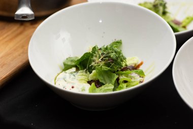 Küçük porsiyon köfte, patates püresi ve mikroyeşil..