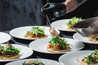 Verme Coleslaw ve Salsa ile baharatlı karides Tacos restoranda Şef.