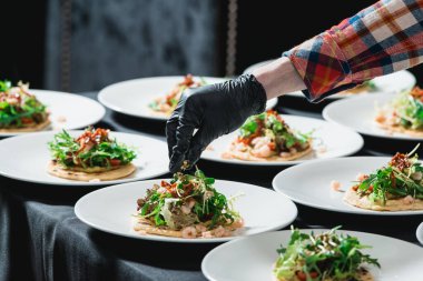 Verme Coleslaw ve Salsa ile baharatlı karides Tacos restoranda Şef.