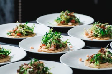 Restoranda servis edilen lahana salatası ve salsa soslu baharatlı karidesli taco..