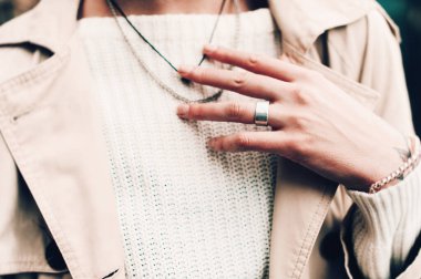 Yakın plan portre güzel zarif kadın bej ceket ve siyah şapka giyiyor. Moda kıyafetleri. Yumuşak seçici odaklanma. tahıl.