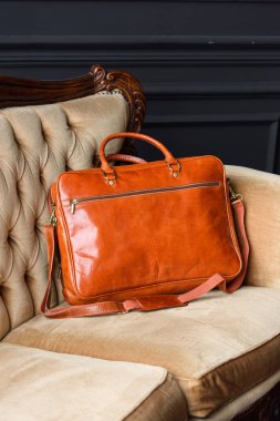 Turuncu deri çanta şirketinin yakın plan fotoğrafı. İç mekan fotoğrafı
