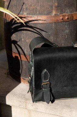 Siyah deri çanta şirketinin yakın plan fotoğrafı. sokak fotoğrafı