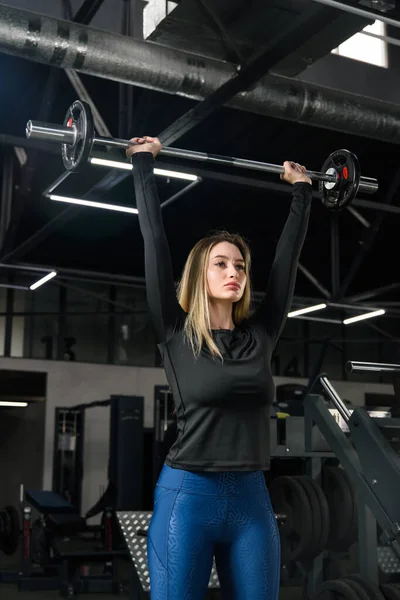 Пресс Штанги Женщина Упражнения Фитнеса Тренировки Спортивные Тренировки Тренажерном Зале — стоковое фото