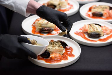 Saganaki, tavada ya da ızgarada kızartılmış geleneksel Yunan peyniri. Karides ve midyeli halloumi peyniri.