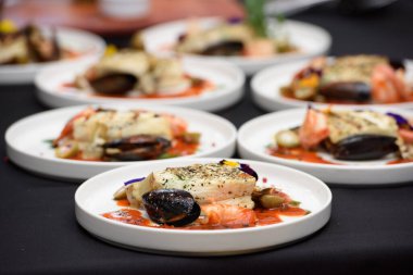 Saganaki, tavada ya da ızgarada kızartılmış geleneksel Yunan peyniri. Karides ve midyeli halloumi peyniri. mikro yeşil kaplama