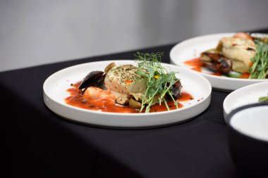 Saganaki, tavada ya da ızgarada kızartılmış geleneksel Yunan peyniri. Karides ve midyeli halloumi peyniri. mikro yeşil kaplama