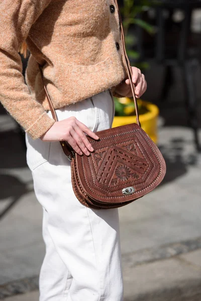 Woman White Pants Beige Sweater Poses Small Leather Handbag — Stock Photo, Image