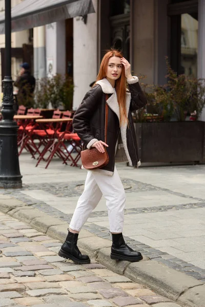 Mujer Pantalones Blancos Chaqueta Cuero Posa Exterior Con Pequeño Bolso — Foto de Stock
