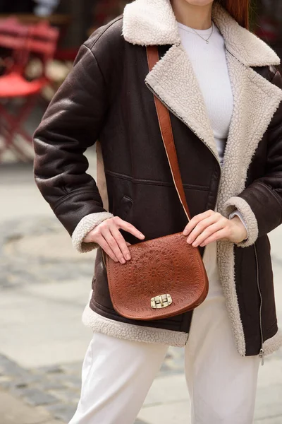 Woman White Pants Beige Sweater Poses Small Leather Handbag — Stock Photo, Image
