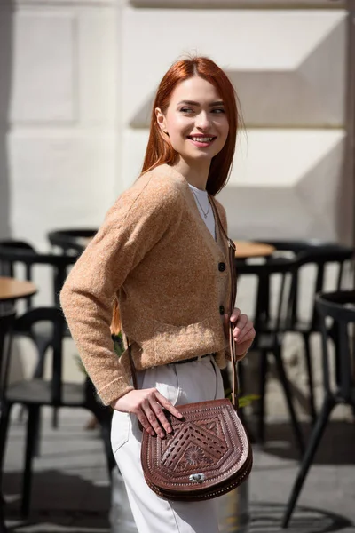 Beyaz Pantolonlu Kızıl Saçlı Bir Kız Bej Renkli Bir Kazak — Stok fotoğraf