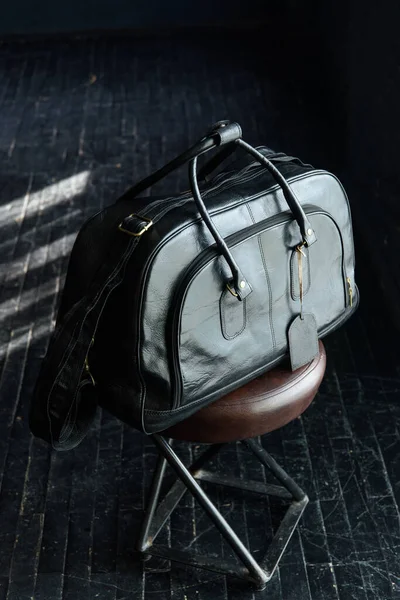 Black Leather Travel Bag Indoors Photo Black Background — Stock Photo, Image