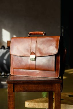 Turuncu deri çanta şirketinin yakın plan fotoğrafı. İç mekan fotoğrafı
