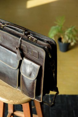 Kahverengi deri çanta şirketinin yakın plan fotoğrafı. İç mekan fotoğrafı