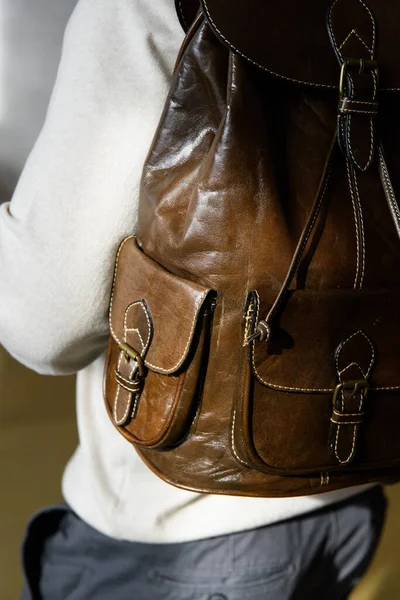 Olive Leather Oldfashioned Backpack Mans Back Indoors — Stock Photo, Image