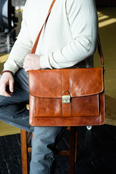 Man Orange Leather Briefcase Antique Retro Look Indoors Photo — Stock Photo, Image