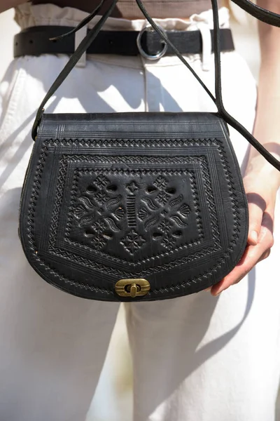 Small Black Womens Leather Bag Carved Pattern Street Photo — 스톡 사진