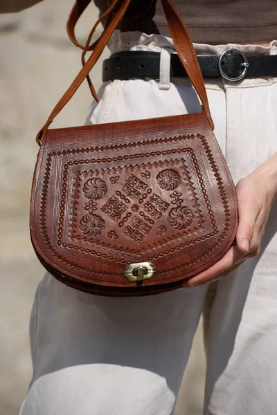 小さな茶色の女性の革のバッグが刻まれたパターン ストリートフォト — ストック写真