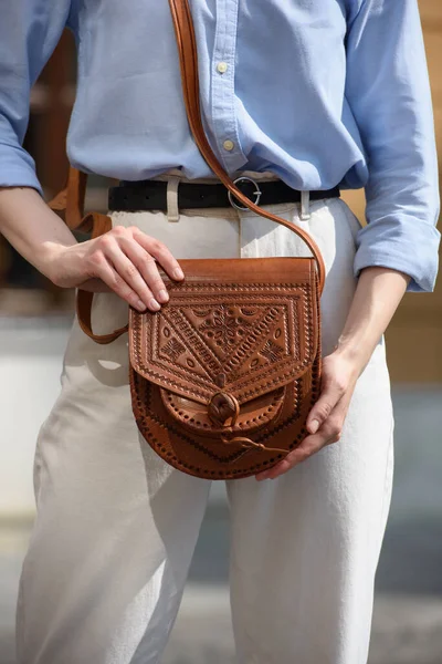 Small Brown Womens Leather Bag Carved Pattern Street Photo — Stock Photo, Image