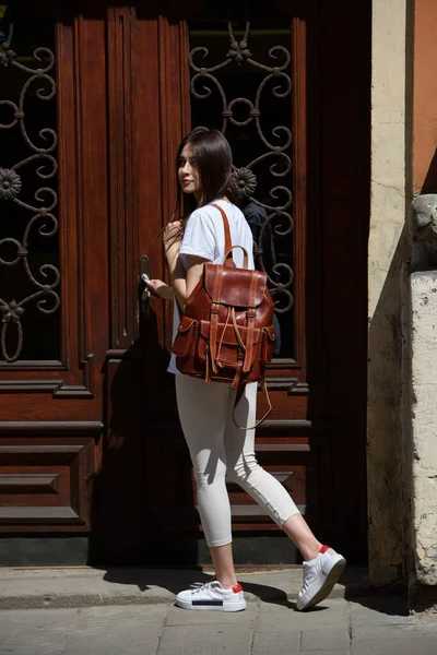 Hermosa Chica Morena Leggins Blancos Camiseta Posando Con Una Mochila — Foto de Stock