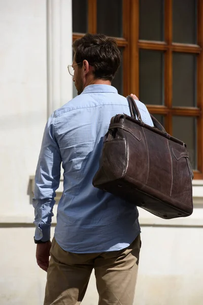 Foto Un hombre seguro de sí mismo con mochila caminando por la calle, hombre  de negocios con ropa informal en verano de camino al trabajo. – Relajación  Imagen en Unsplash