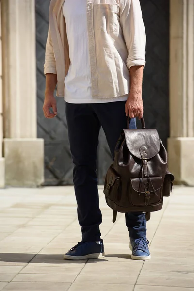 Foto Un hombre seguro de sí mismo con mochila caminando por la calle, hombre  de negocios con ropa informal en verano de camino al trabajo. – Relajación  Imagen en Unsplash