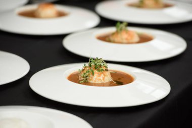 Burrata peyniri ile servis edilen domates çorbası. Lezzetli yaz domates çorbası..