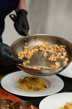 Tavuklu ve midyeli paella..